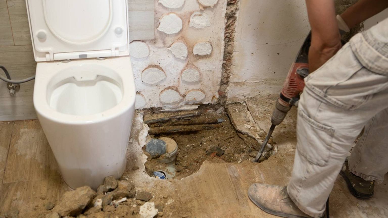 Po remonto vonioje liko apnašų ir klijų? Šis vandens mišinys padeda nuvalyti be šveitimo